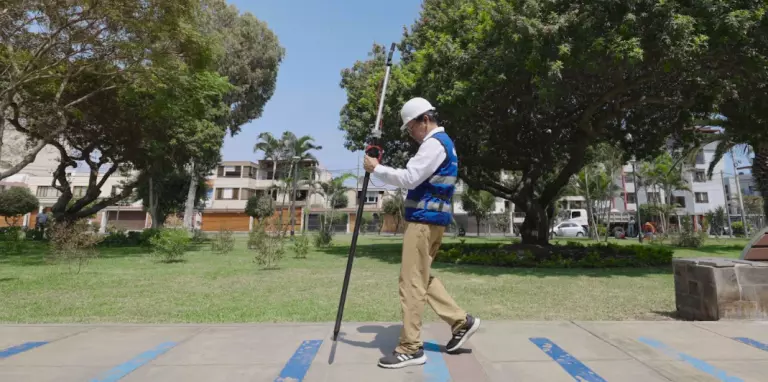 Some specialists argue that implementing centimeter-level accuracy in smartphones is not possible due to their low-quality and low-strength GNSS antennas